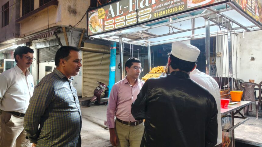 अचानक मीट की दुकानों पर पहुंचे अफसर