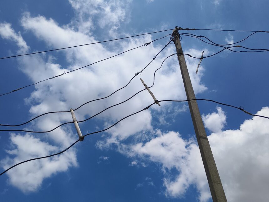 बिजलीघर हैं संभाने वाले जेई नहीं