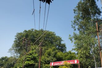 अटैंशन प्लीज! कमिश्नरी के बाहर बिजली के तार…