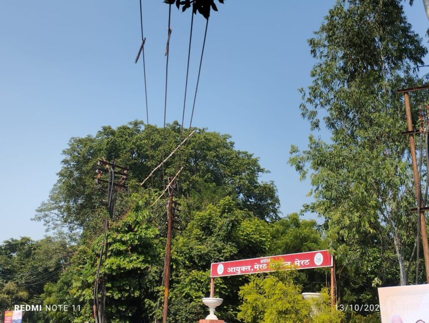 अटैंशन प्लीज! कमिश्नरी के बाहर बिजली के तार…