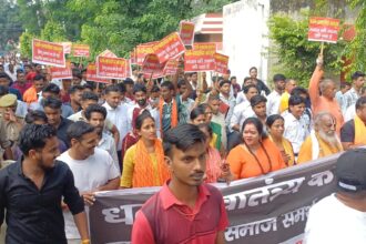 धर्म स्वतंत्रता कानून के समर्थन में प्रदर्शन