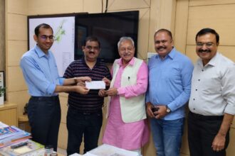डा. वाजपेयी ने दिलाया का चेक