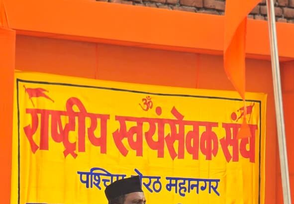 पुष्प वर्षा से पथ संचलन का स्वागत