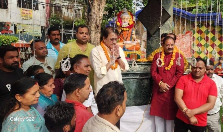 महर्षि वाल्मीकि को सांसद का नमन