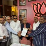 डा. लक्ष्मीकांत वाजपेयी को ज्ञापन