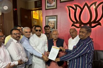 डा. लक्ष्मीकांत वाजपेयी को ज्ञापन