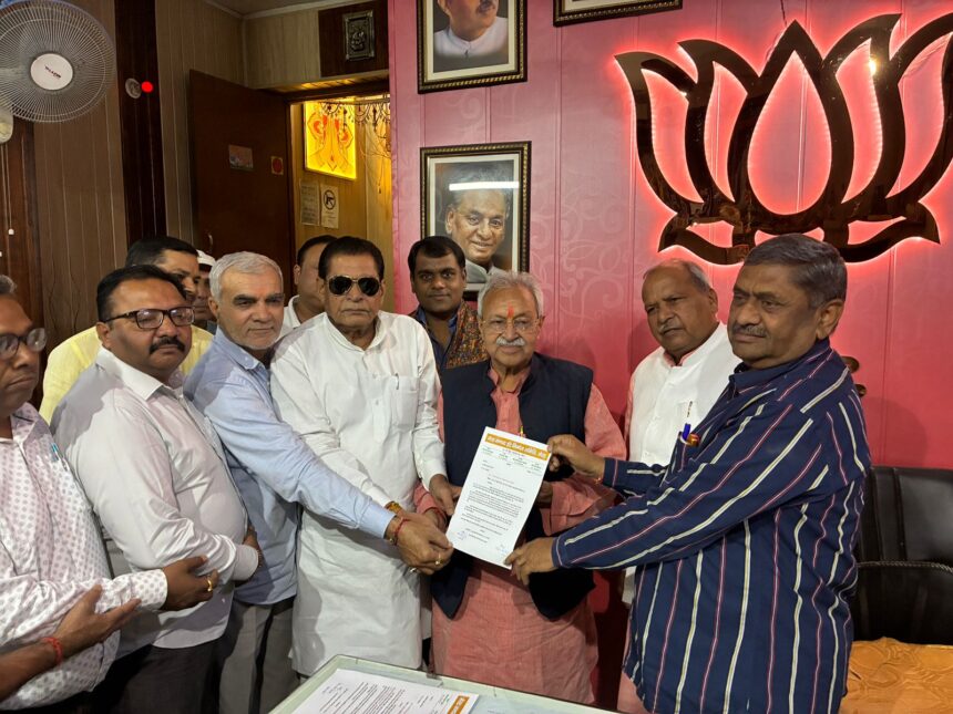 डा. लक्ष्मीकांत वाजपेयी को ज्ञापन