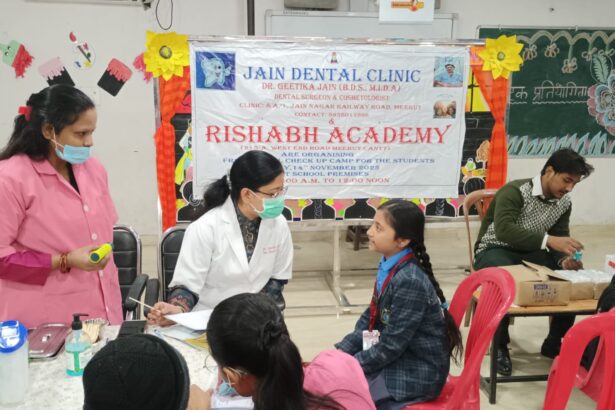 ऋषभ एकाडेमी में डेंटल चेकअप कैंप