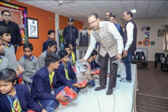 बच्चों को बांटे गरम कपडे