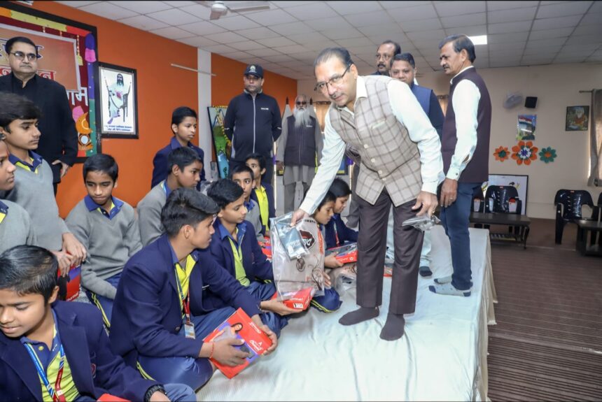 बच्चों को बांटे गरम कपडे