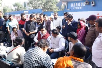 डा. सोमेंद्र तोमर ने की प्रपत्र भरने में मदद