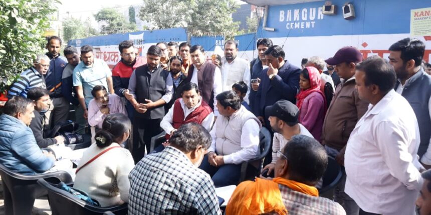 डा. सोमेंद्र तोमर ने की प्रपत्र भरने में मदद