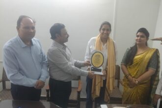 डा. संजय जैन ने किया कोच का सम्मान