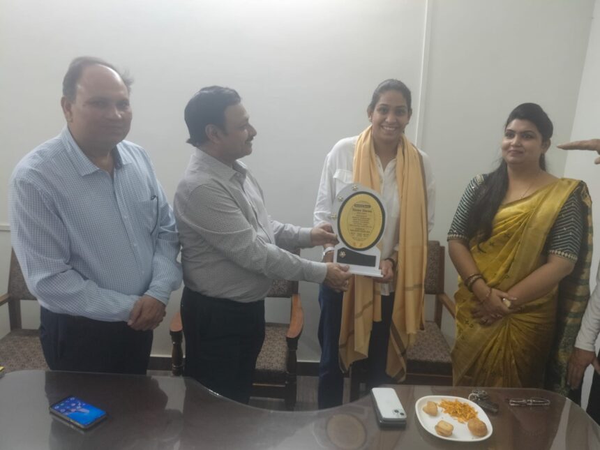 डा. संजय जैन ने किया कोच का सम्मान