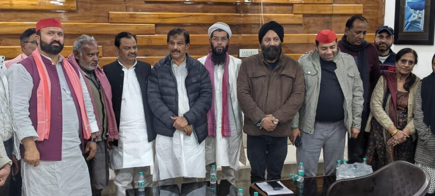 शहर सपा की बैठक में पहुंचे आकिल मुर्तजा