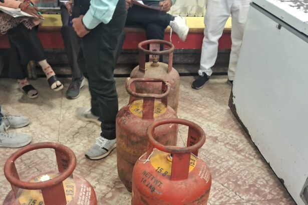 हरिया लस्सी पर छापे में मिले घरेलू गैस सिलेंडर