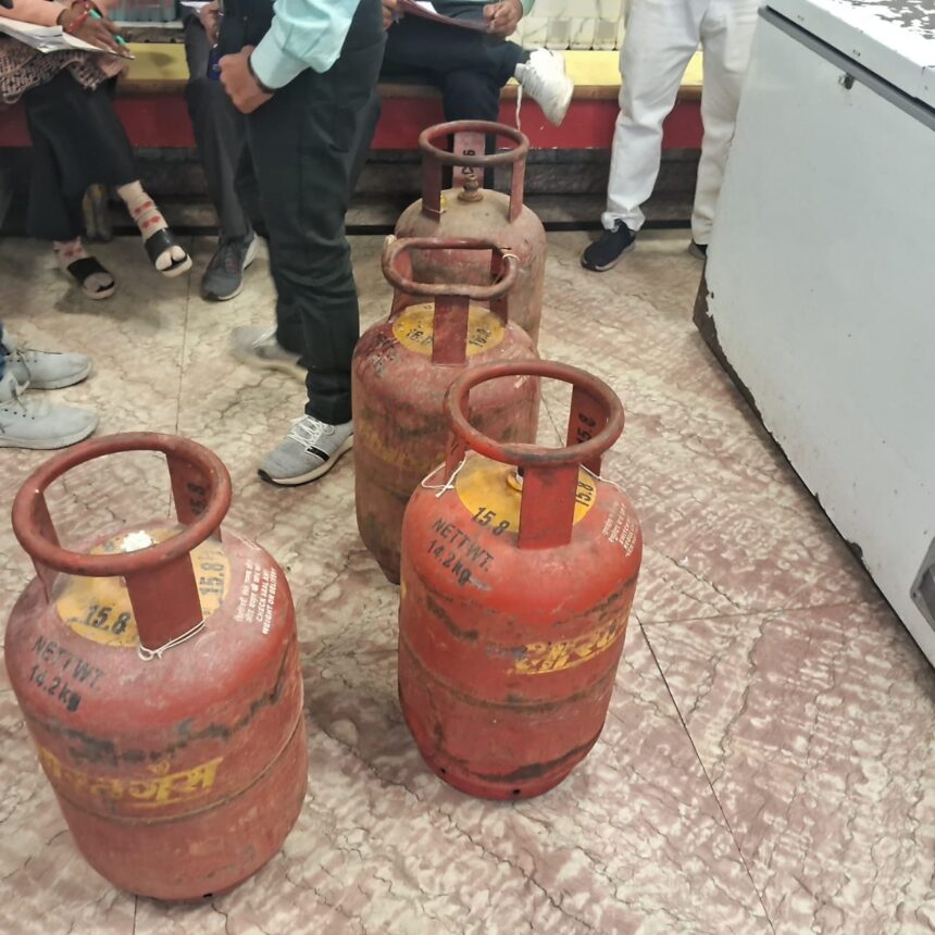 हरिया लस्सी पर छापे में मिले घरेलू गैस सिलेंडर