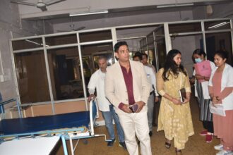 कैंटोनमेंट पहुंचे CEO मरीजों से मिले