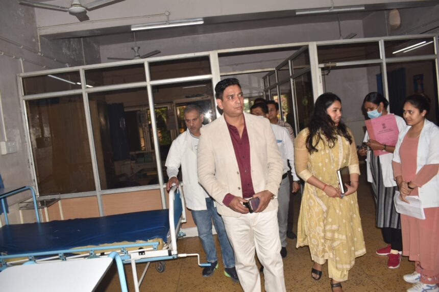 कैंटोनमेंट पहुंचे CEO मरीजों से मिले