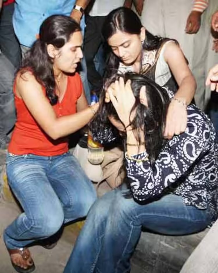 धुंआ छंटा तो बिखरी थीं लाशें