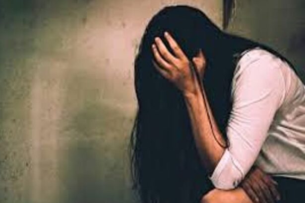 लिपिक की पत्नी का डायरेक्टर पर गंभीर आरोप