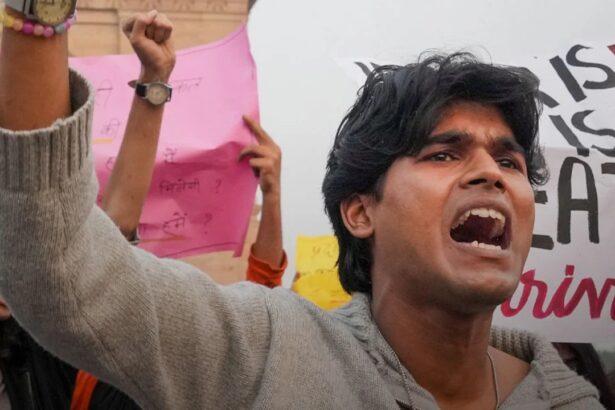 दिल्ली में उठा राजनीतिक तूफान