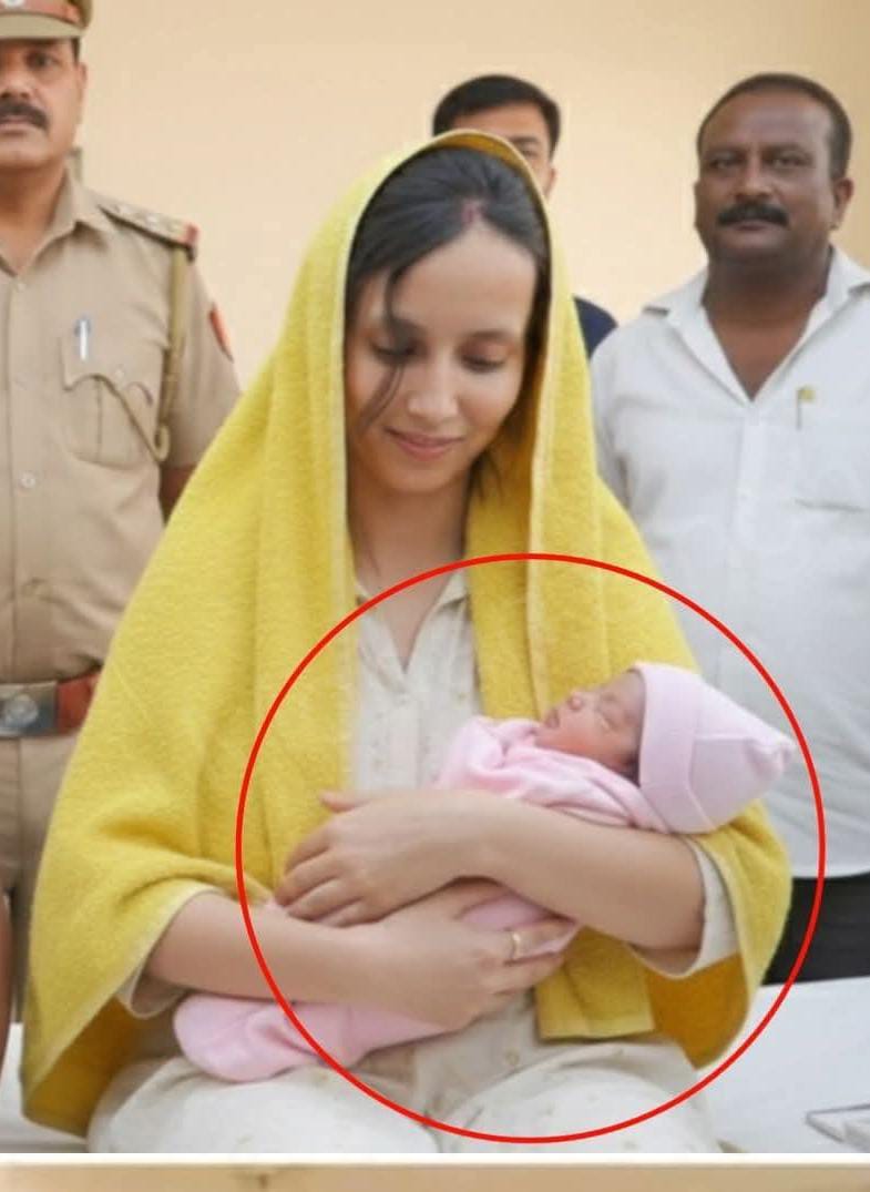 नीले ड्रम वाली मुस्कान की नवजात राधा