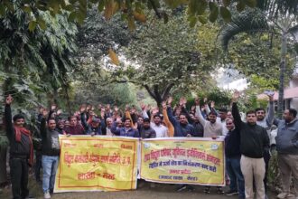 निजीकरण के विरोध में गरजे