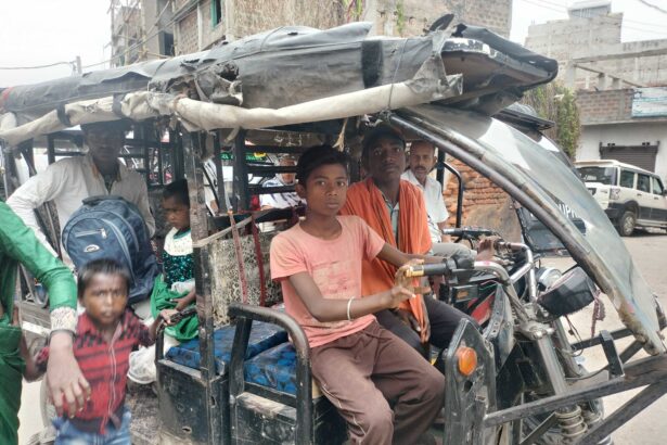 बच्चों के हाथों में ई रिक्शा के हेंडल