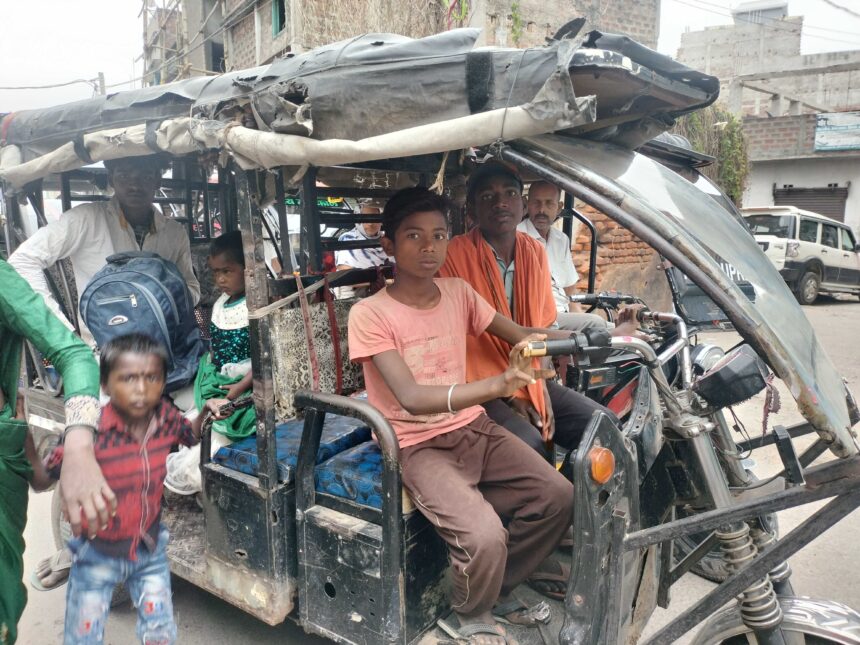 बच्चों के हाथों में ई रिक्शा के हेंडल