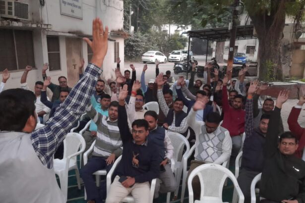 कार्रवाई से उबाल काली पट्टी बांधी