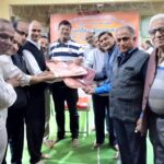 धोती दुपट्टा व साड़ी शॉल का वितरण