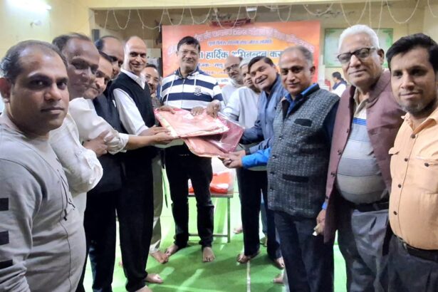 धोती दुपट्टा व साड़ी शॉल का वितरण