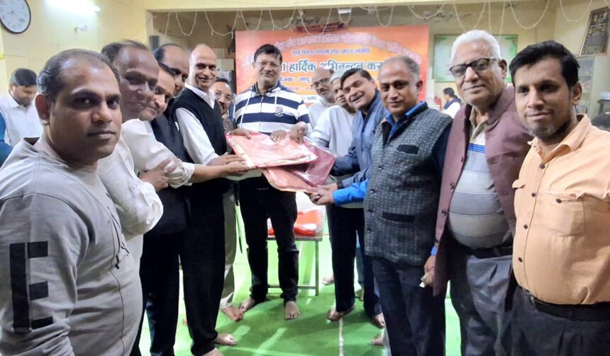 धोती दुपट्टा व साड़ी शॉल का वितरण