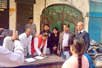 विवेक रस्तौगी ने भरवाए मतदाताओं के फार्म