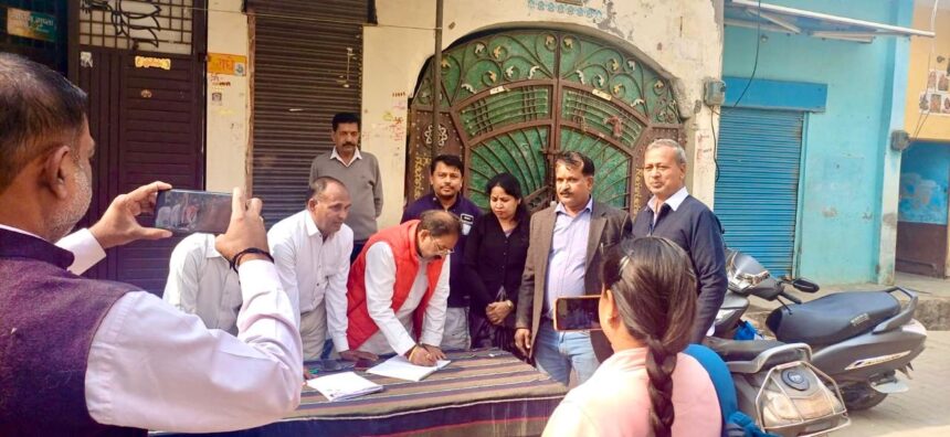 विवेक रस्तौगी ने भरवाए मतदाताओं के फार्म