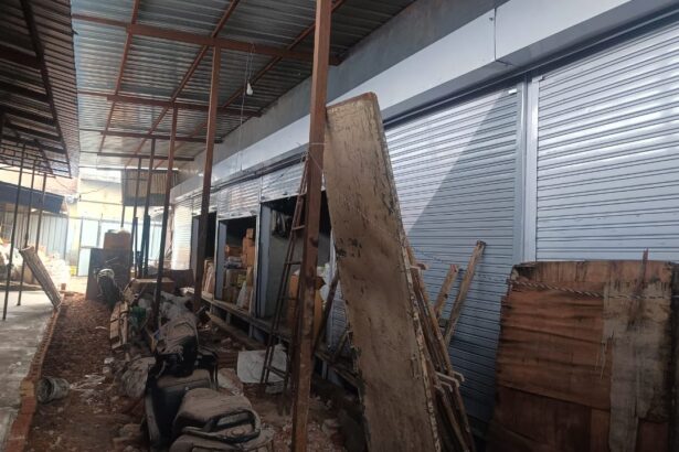 सदर सब्जी मंड़ी में हटानी थीं बनवा दीं दुकानें