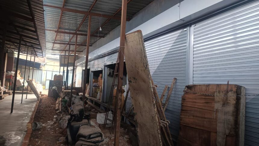 सदर सब्जी मंड़ी में हटानी थीं बनवा दीं दुकानें