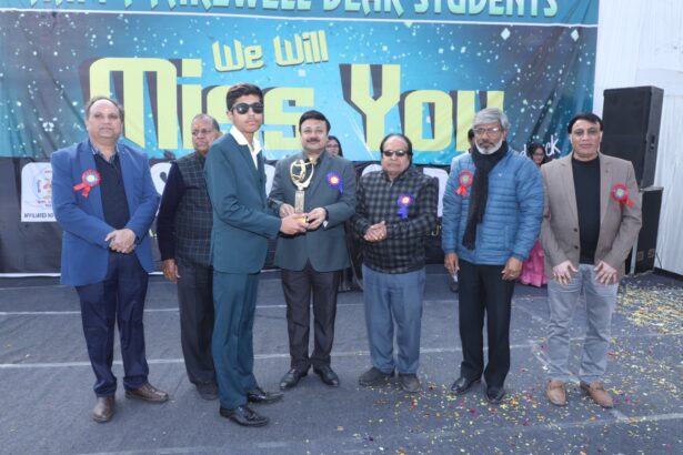 ऋषभ में रंगारंग सीनियर फेयरवेल