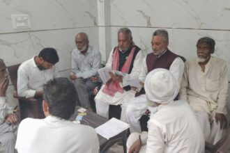 सपा नेता पहुंच रहे घर-घर