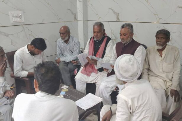 सपा नेता पहुंच रहे घर-घर