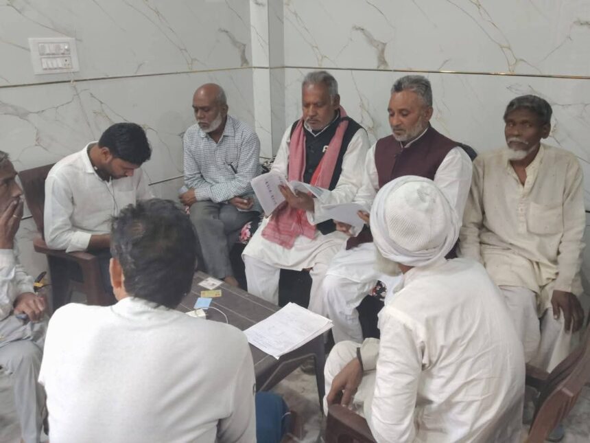 सपा नेता पहुंच रहे घर-घर