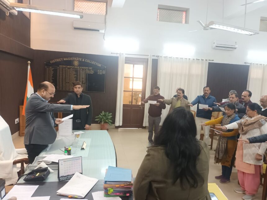 डीएम ने दिलायी मानवाधिकार की शपथ