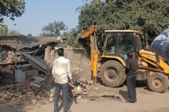 बंगला 243 में अवैध निर्माण ध्वस्त