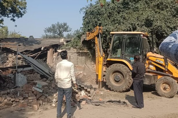 बंगला 243 में अवैध निर्माण ध्वस्त