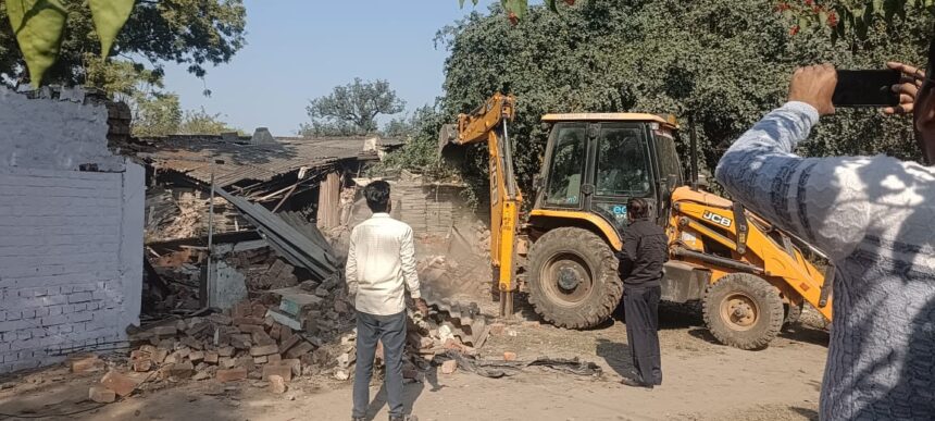 बंगला 243 में अवैध निर्माण ध्वस्त