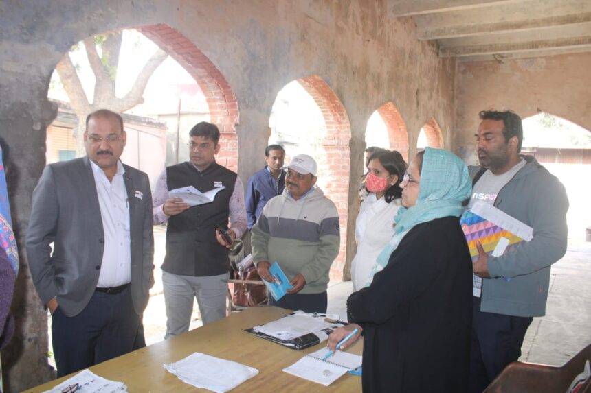 डीएम ने की बीएलओ के कार्यों की समीक्षा