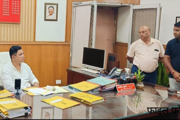 स्क्रेप बेचने से फुर्सत मिले तब ना!