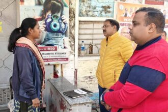 विवेक रस्तौगी पहुंचे बूथों पर