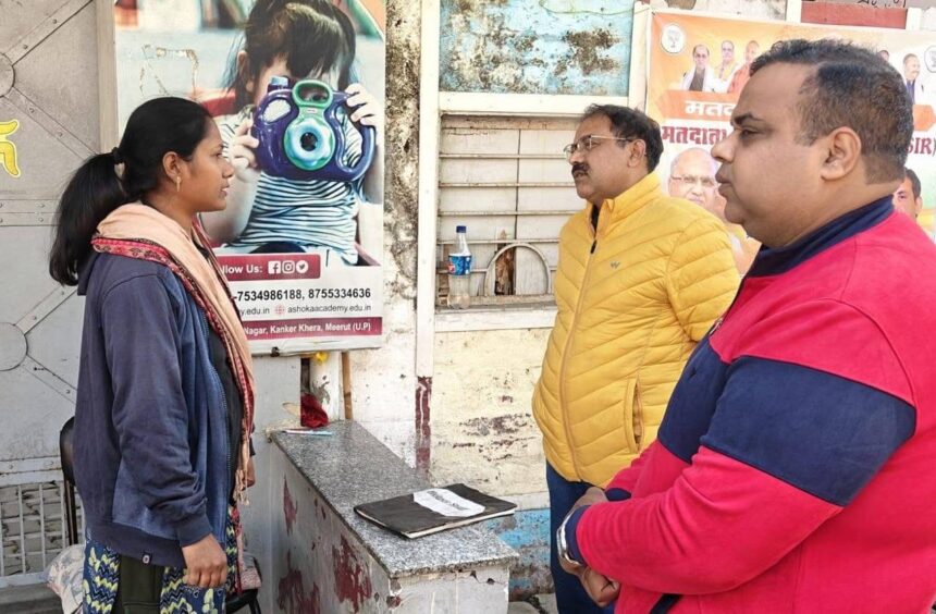 विवेक रस्तौगी पहुंचे बूथों पर